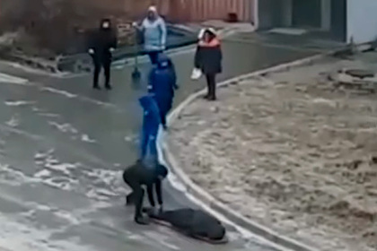 Катившие носилки с россиянином по обледеневшему асфальту врачи попали на видео