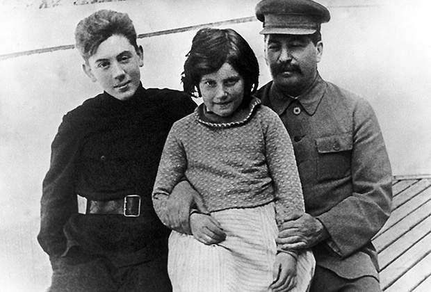 Иосиф Сталин с дочерью Светланой и сыном Василием