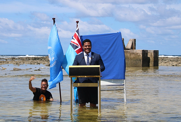 Министр иностранных дел островного государства Тувалу в Океании Саймон Кофе 