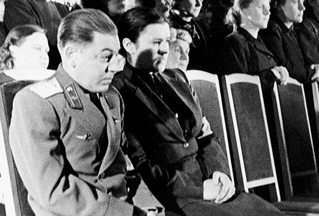 Василий и его супруга Екатерина Тимошенко на церемонии прощания с Иосифом Сталиным
