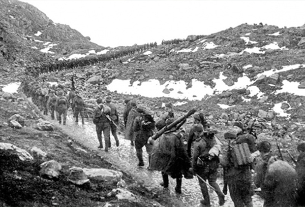 Бойцы 12-й бригады морской пехоты на марше через хребет Мустатунтури
