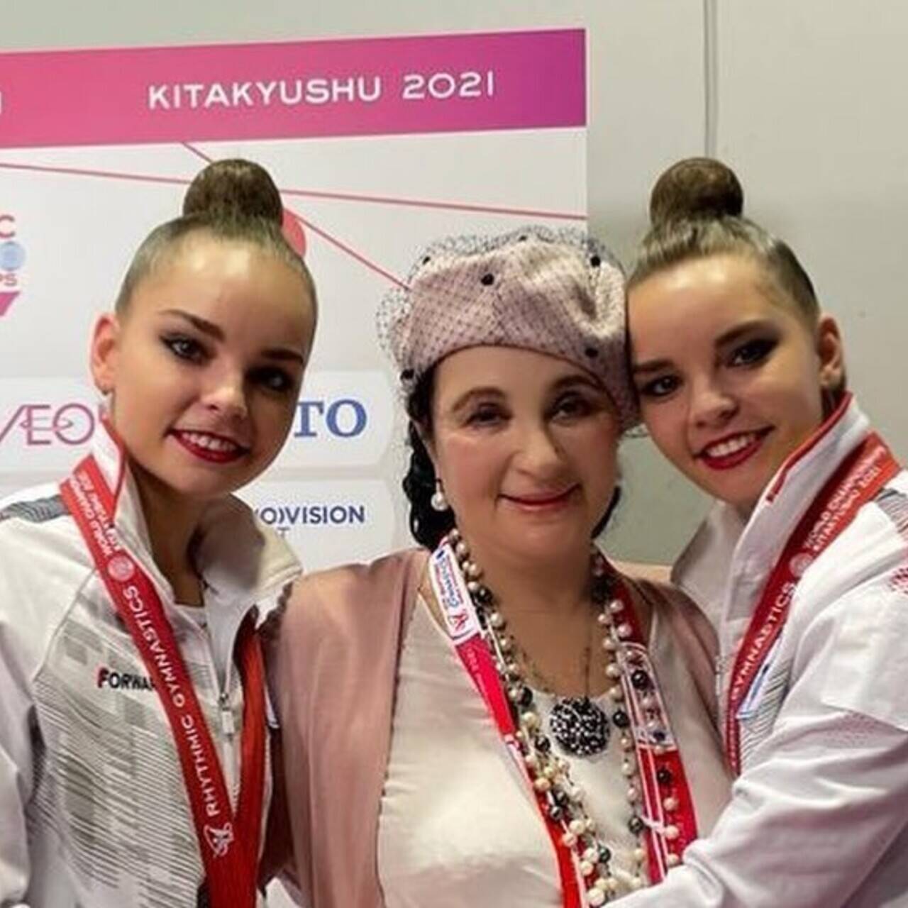 Жетілген анасы мен қызы лесбиянкалар Жоғары көтерілген юбкадағы қынаптың бейнесі