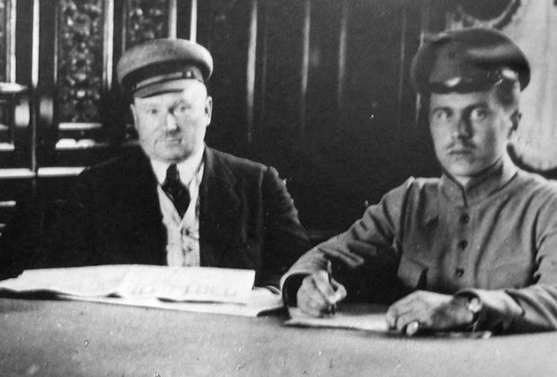 Иоаким Вацетис (слева) с адъютантом в штабе, 1918 год