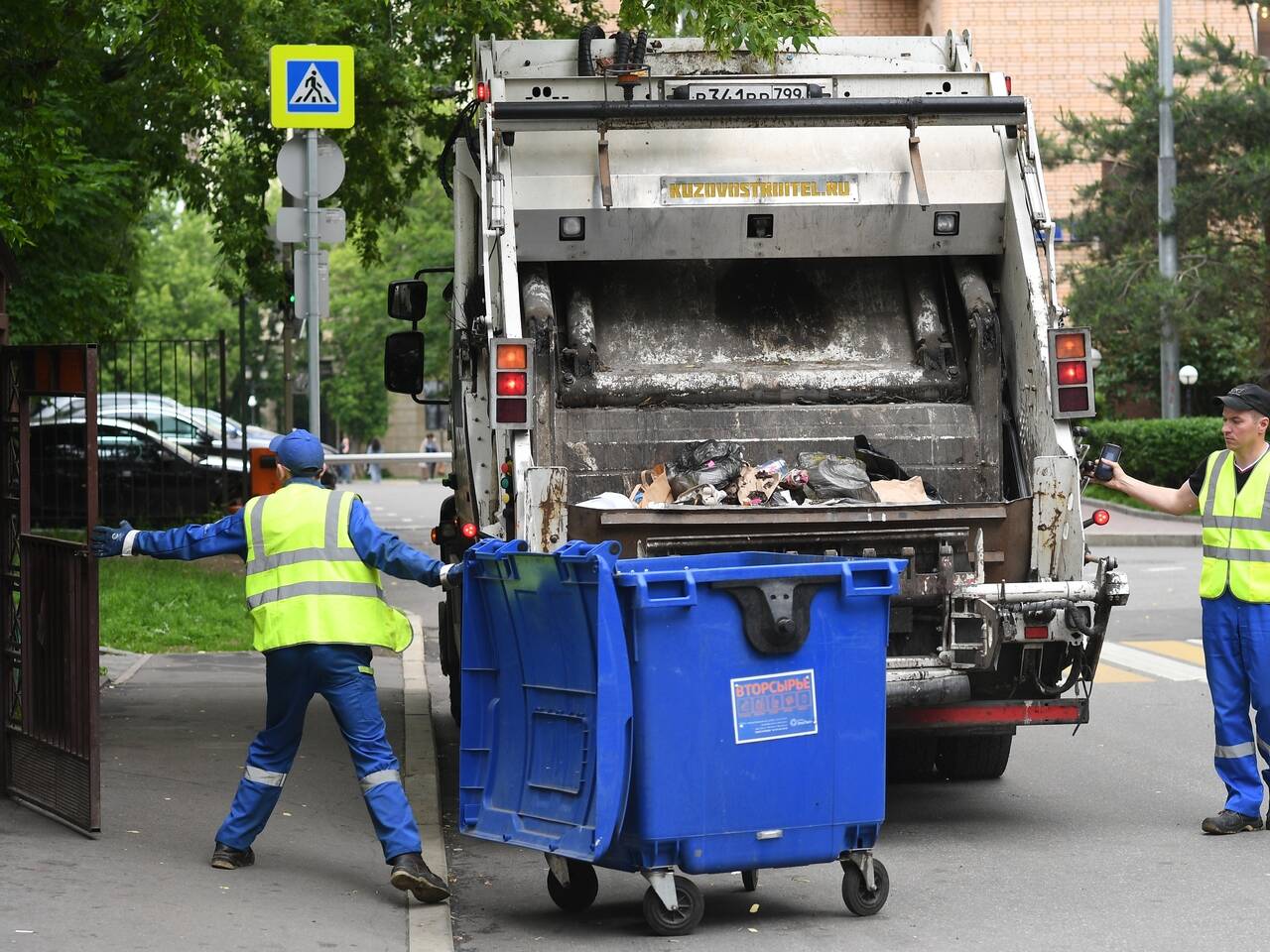 Власти Москвы назвали размер нового тарифа на вывоз мусора: Дом: Среда  обитания: Lenta.ru