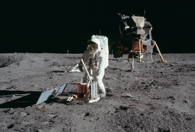 Астронавт Базз Олдрин во время высадки на Луне в 1969 году
