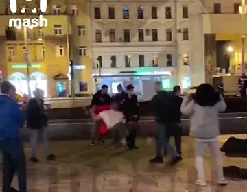 Драку в центре Москвы сняли на видео