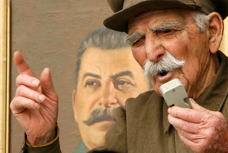 Пожилой мужчина выступает на собрании по случаю годовщины смерти Иосифа Сталина в его родном городе Гори, примерно в 80 километрах от Тбилиси, 5 марта 2007 года
