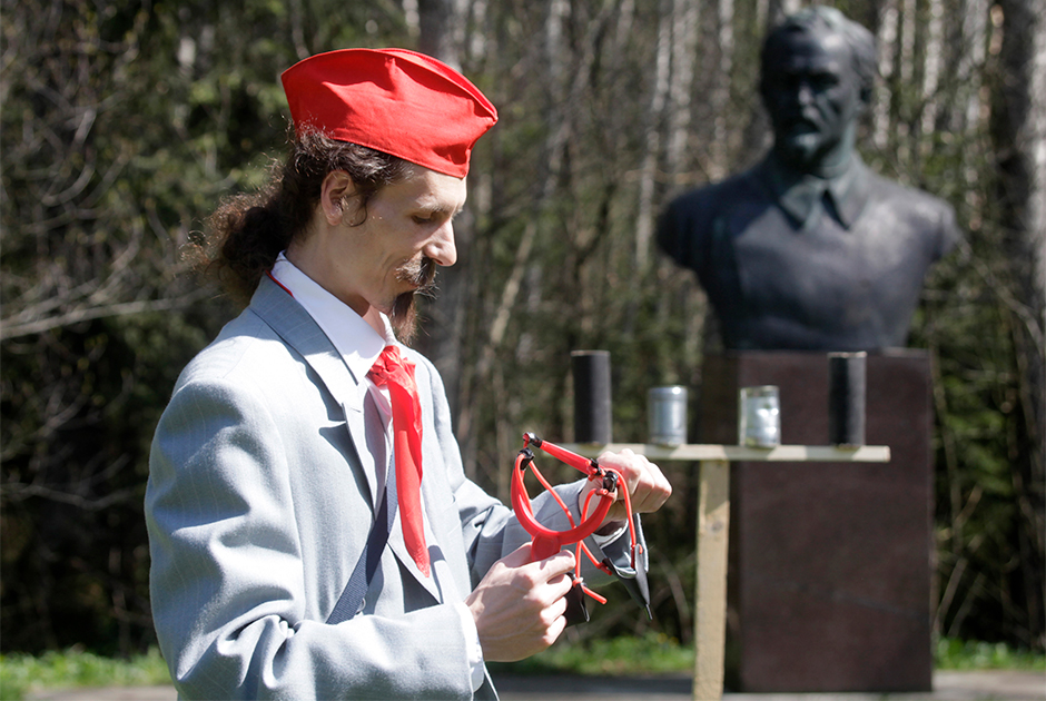 Подражатель основателя ВЧК Феликса Дзержинского в парке Грутас (Литва) в  апреле 2011 года во время насмешливого празднования Международного дня трудящихся
