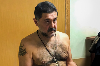 Женщина Под Новогоднюю Музыку Играет Мышцами Груди Женщина Под Новогоднюю Музыку Играет Мышцами Груди