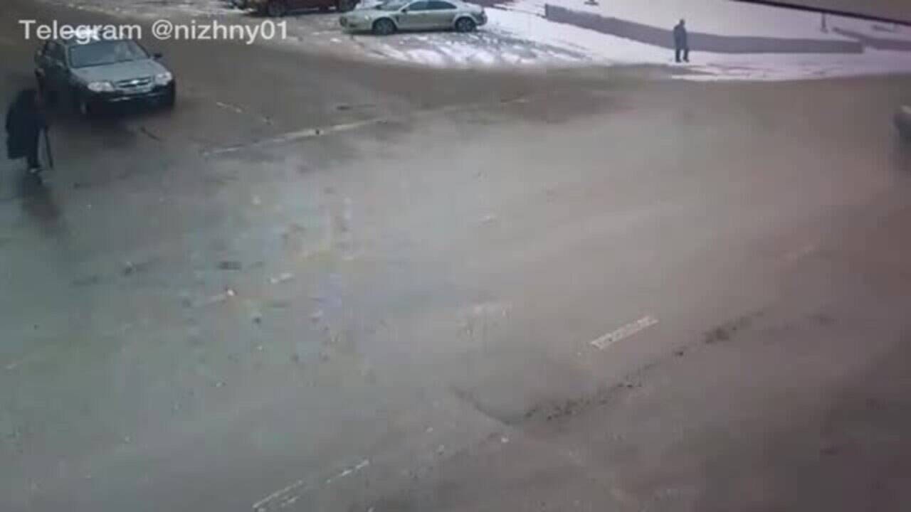 Россиянка на внедорожнике переехала пенсионерку и попала на видео:  Общество: Россия: Lenta.ru