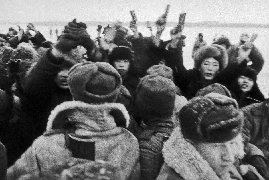 Толпа хунвейбинов с цитатниками Мао Цзэдуна пытается ворваться на территорию СССР