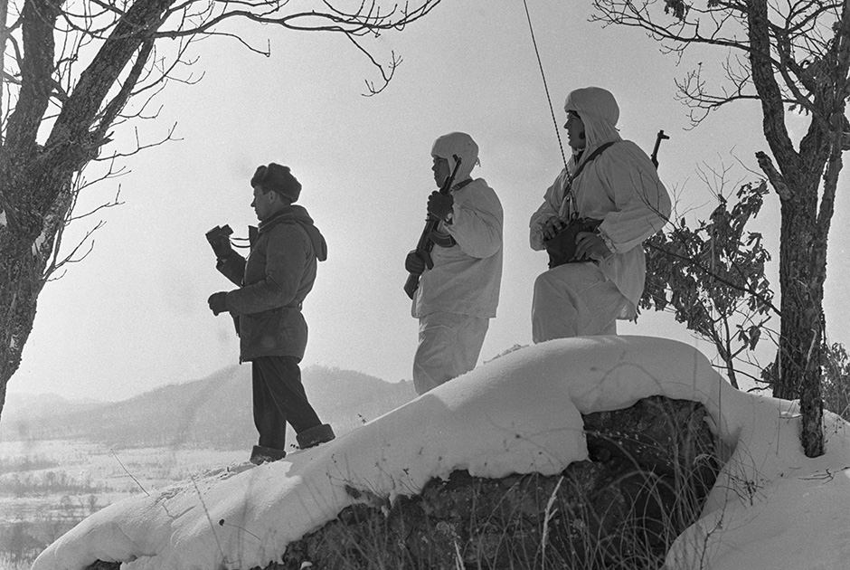 Начальник заставы Виталий Бубенин и пограничники, 1 февраля 1968 года