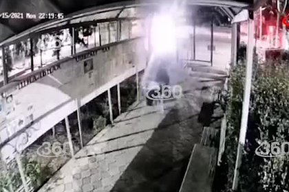 Водитель протаранил здание администрации поселка в Крыму и попал на видео