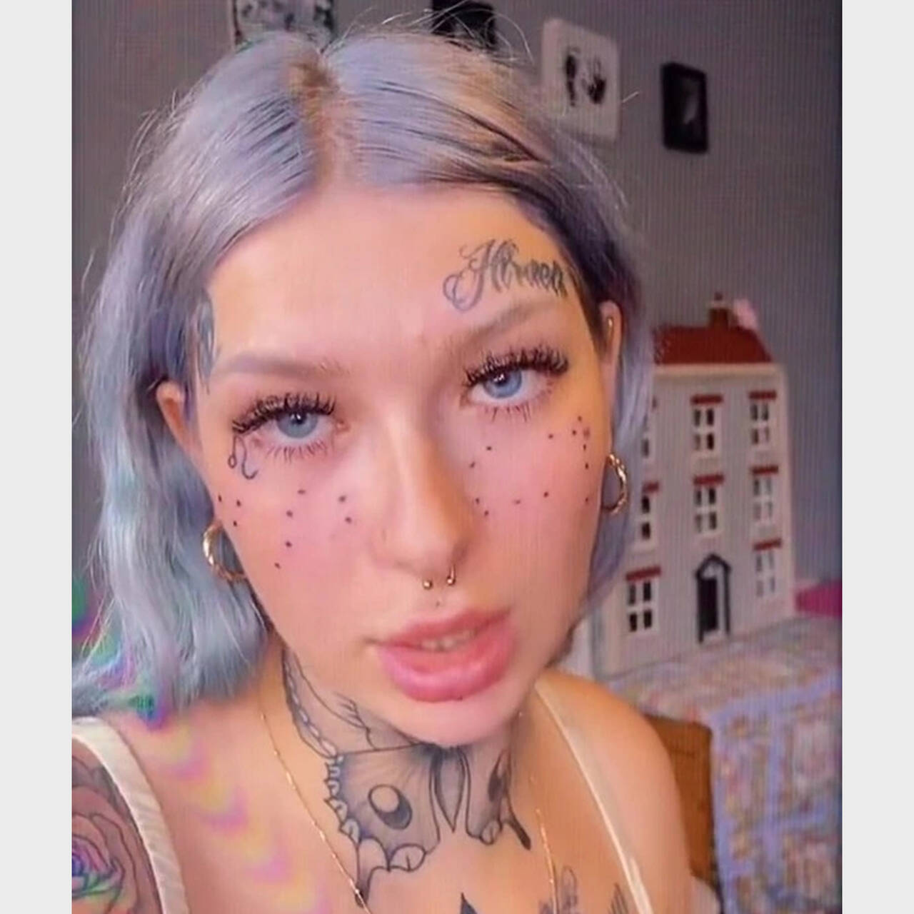 Татуировка на лице у девушки