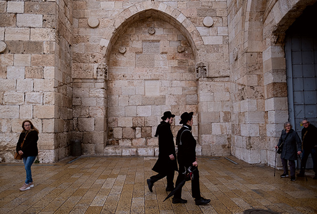В Старом городе Иерусалима постоянно встречаются представители разных культур: например, евреи харедим и светские туристы