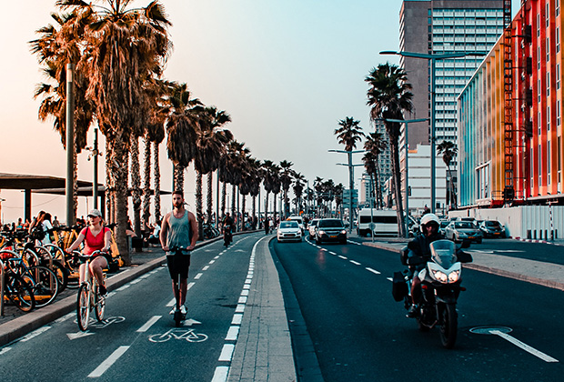 На тель-авивской эспланаде выделены полосы для велосипедистов и самокатчиков