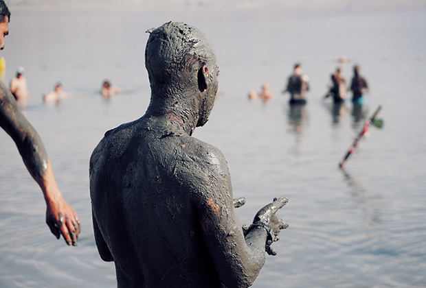 Обмазывание целебной грязью Мертвого моря — практически обязательный ритуал для отдыхающих