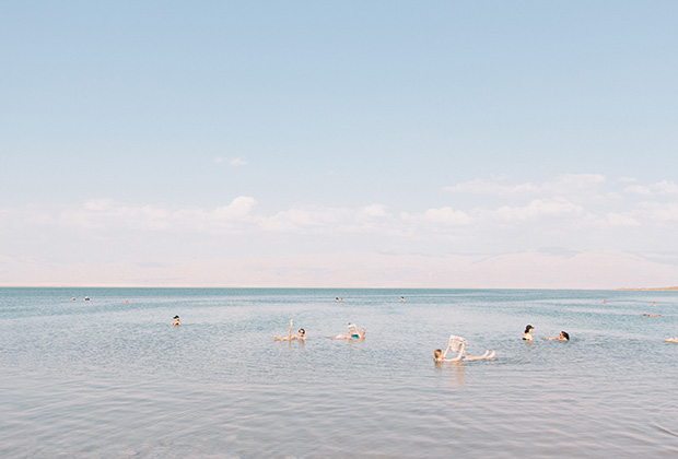 Купание в Мертвом море представляет некоторую сложность из-за высокой плотности и солености воды