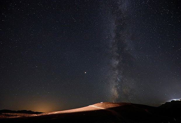 Звездное небо над израильской пустыней в кратере Рамон