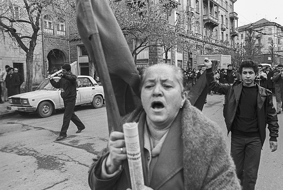 Представительница «Карабахского движения» во время митинга в центре Еревана в феврале 1988 года