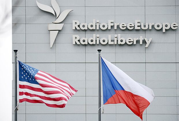 Вывеска на здании штаб-квартиры международной радиовещательной организации «Радио Свободная Европа/Радио Свобода» в Праге