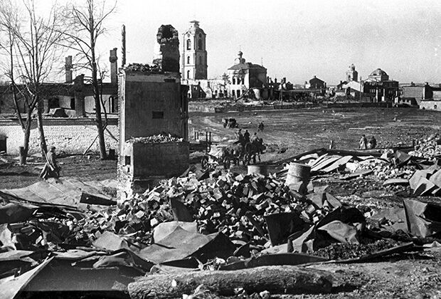Вязьма, разрушенная и сожженная фашистами при отступлении. Сентябрь 1943 года