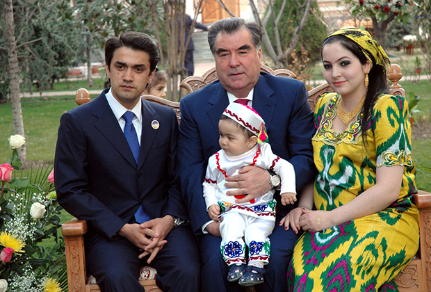 Эмомали Рахмон с сыном Рустамом и его супругой Фотимой, 2011 год