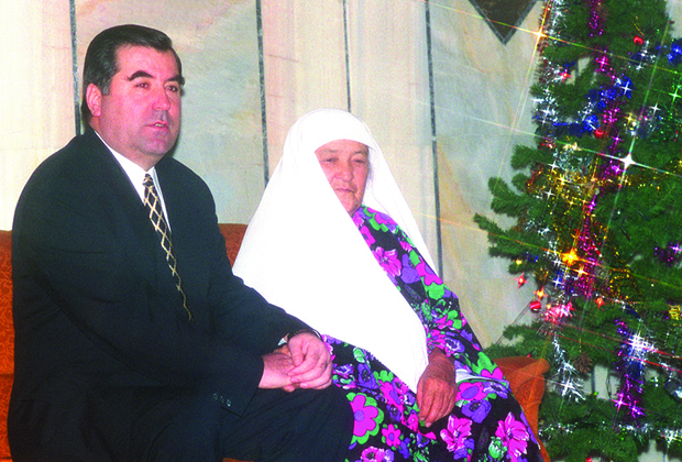 Эмомали Рахмон со своей матерью Майрам, 2001 год