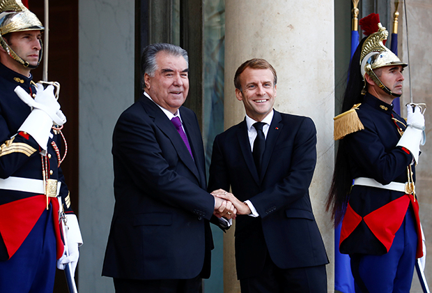 Президент Франции Макрон с президентом Таджикистана Рахмоном в Париже, 2021 год