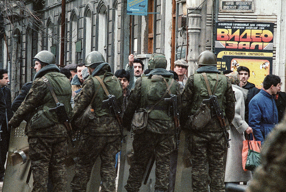 Солдаты внутренних войск МВД СССР на улицах Баку после введения военного положения
