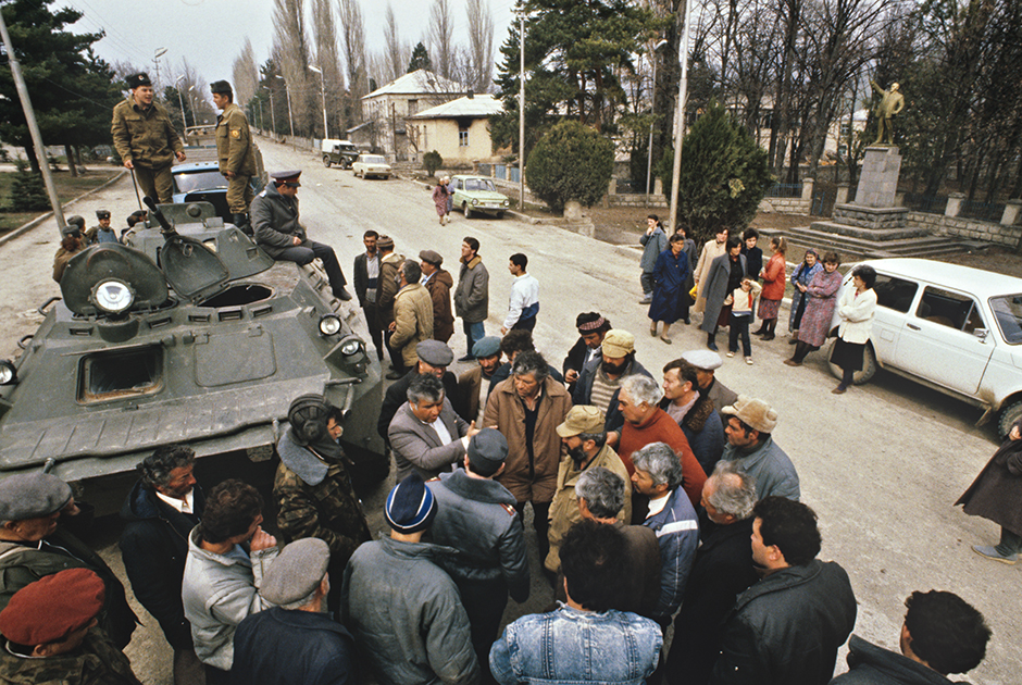 Бронетехника в центре поселка Шаумяновск, Азербайджанская ССР