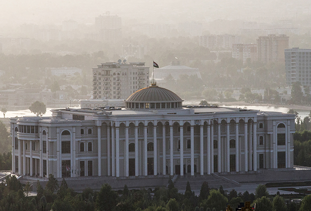 Вид на Дворец Нации в Душанбе, Таджикистан