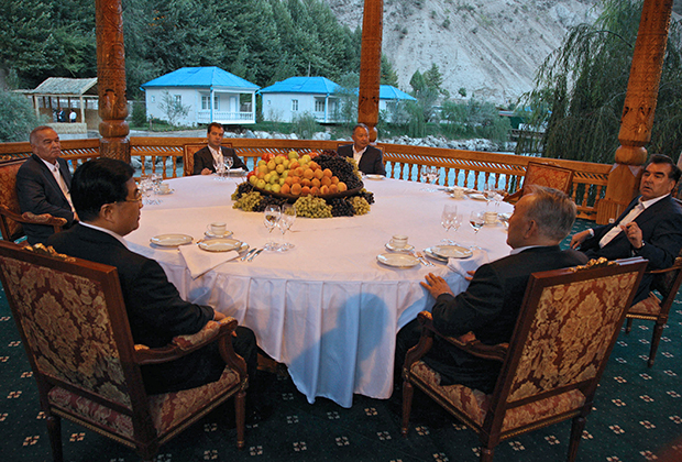 Ужин политиков в резиденции Варзоб