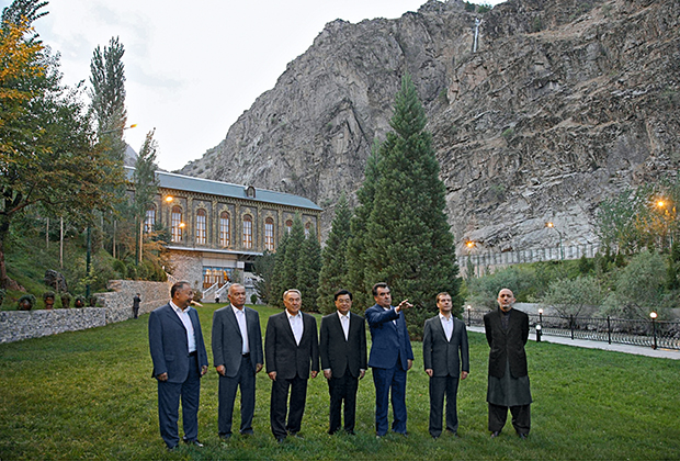 Президент Таджикистана Эмомали Рахмон с лидерами других стран в своей загородной резиденции Варзоб, 2008 год