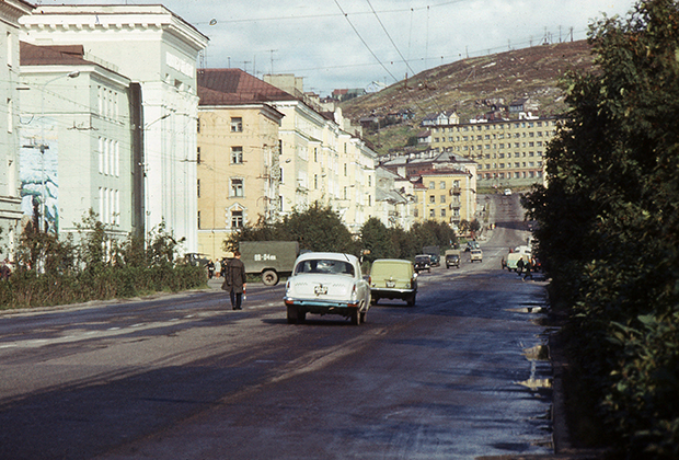 Одна из центральных улиц Мурманска в августе 1971 года