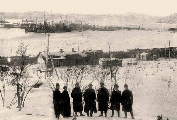 1919 год. Жители Мурманска. На дальнем плане в Кольском заливе — корабли английской эскадры