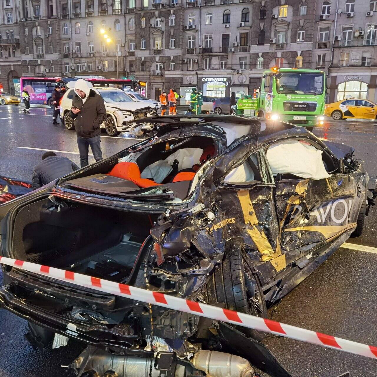 Погибший в аварии в Москве блогер лишался прав и ездил без номеров:  Происшествия: Россия: Lenta.ru