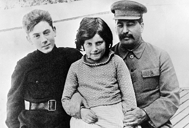 Иосиф Сталин с сыном Василием и дочерью Светланой 
