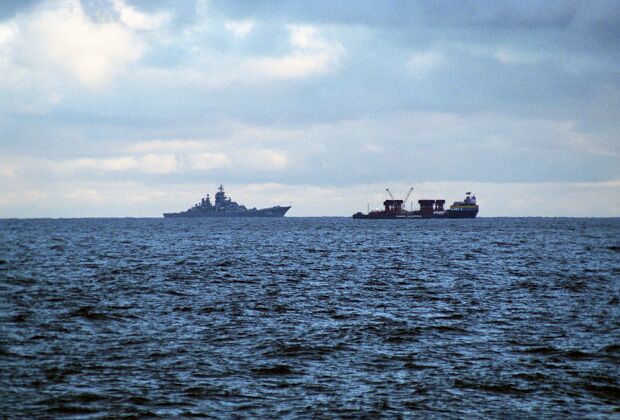 Корабли в зоне операции по подъему подлодки «Курск»