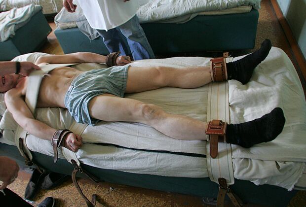 Пациент Орловской психиатрической больницы специализированного типа с интенсивным наблюдением, прикованный к кровати смирительными ремнями