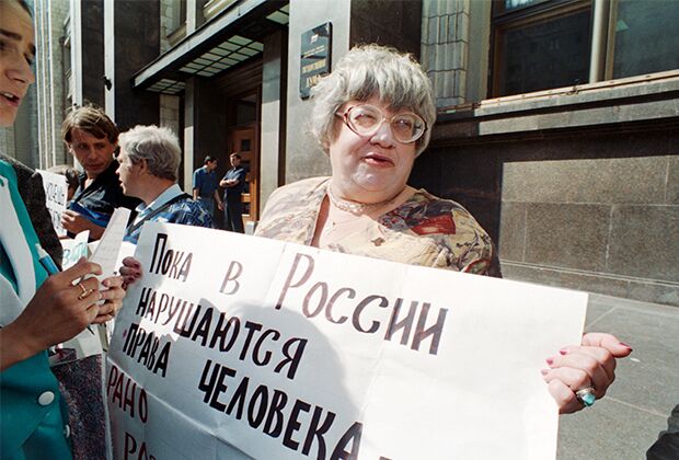 Правозащитница Валерия Новодворская в одиночном пикете у здания Госдумы в Москве