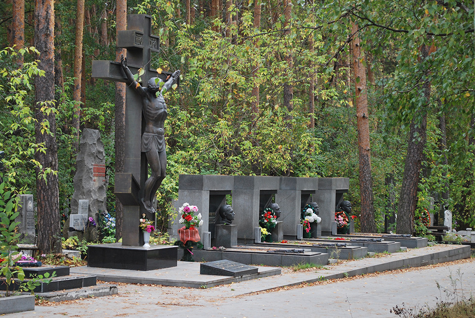 «Аллея 90-х» на Широкореченском кладбище в Екатеринбурге