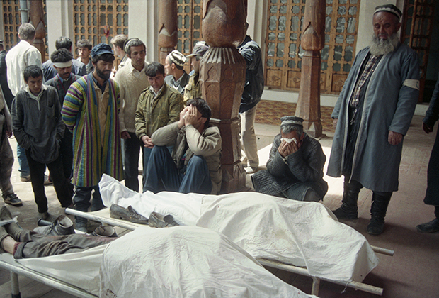 Убитые в ходе столкновений между силами оппозиции и сторонниками правительства 5-7 мая 1992 года в Душанбе. Фото: Шогин Александр / ТАСС