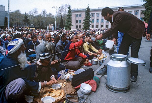 Раздача еды на площади Шахидон в Душанбе во время этно-регионального конфликта, 1993 год