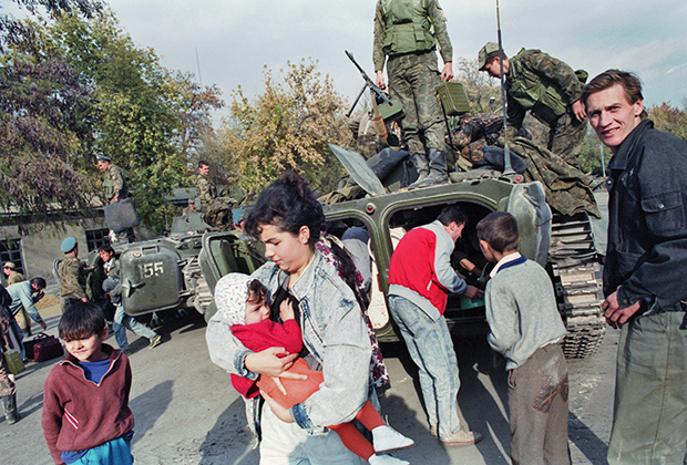 Жители города Нурек во время эвакуации российскими войсками, ноябрь 1992 года. Фото: Хамельянин Геннадий / ТАСС