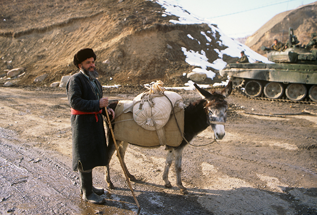 Житель Таджикистана с ослом во время гражданской войны, 1993 год