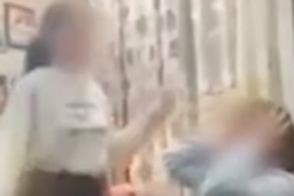 Российская школьница избила ногами и руками одноклассницу и попала на видео
