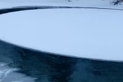 Загадочные ледяные круги засняли на реке под Тюменью
