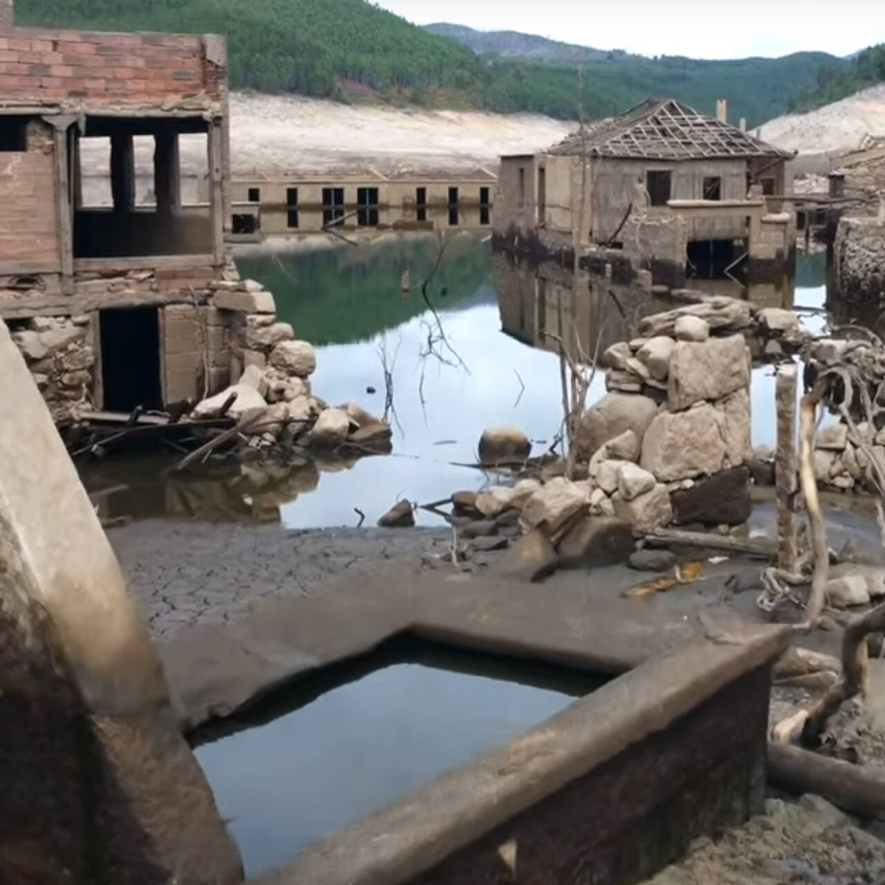 Затопленная десятки лет назад деревня-призрак показалась из-под воды:  Город: Среда обитания: Lenta.ru