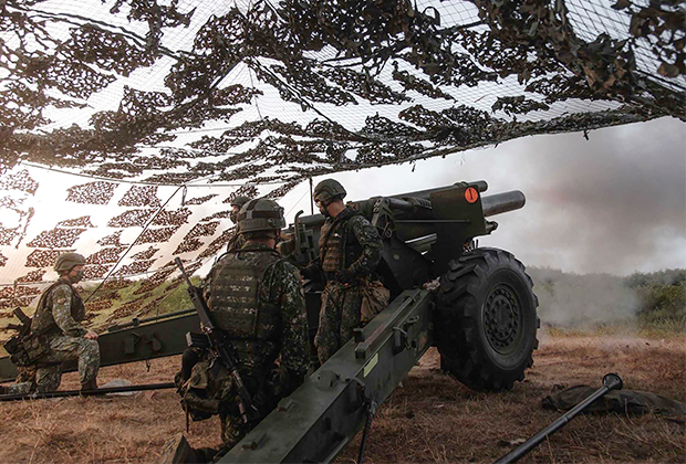 Тайваньское артиллерийское подразделение проводит учения с боевой стрельбой для сдерживания прибрежного десанта на острове округа Пэнху, Тайвань, 15 сентября 2021 года